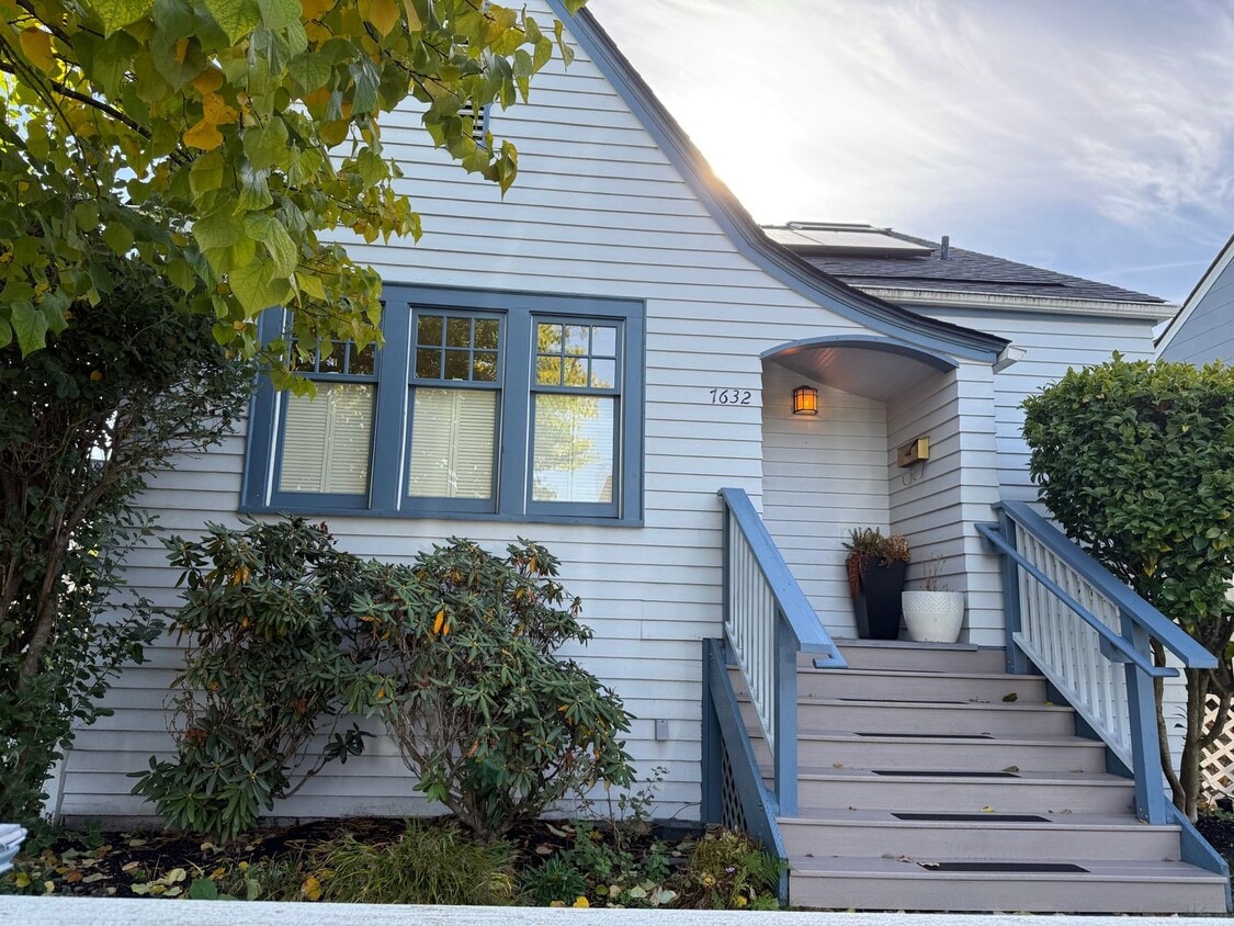Primary Photo - 3BR Tudor Home 1/2 Block from Greenlake!