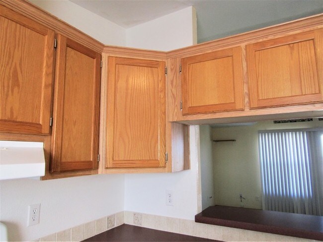 Building Photo - 1047 Carbonera Ave