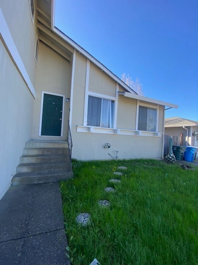 Foto del edificio - Spacious 3 Bed/2 Bath Duplex~ PG&E & Water Included Huge Savings!!