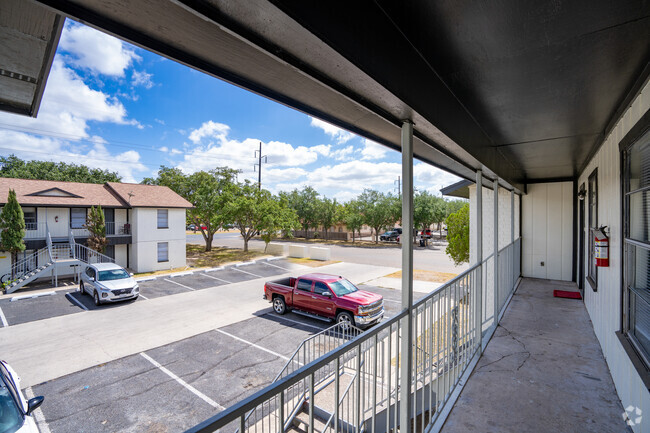 Balcón del edificio sur - Live Oak Apartments