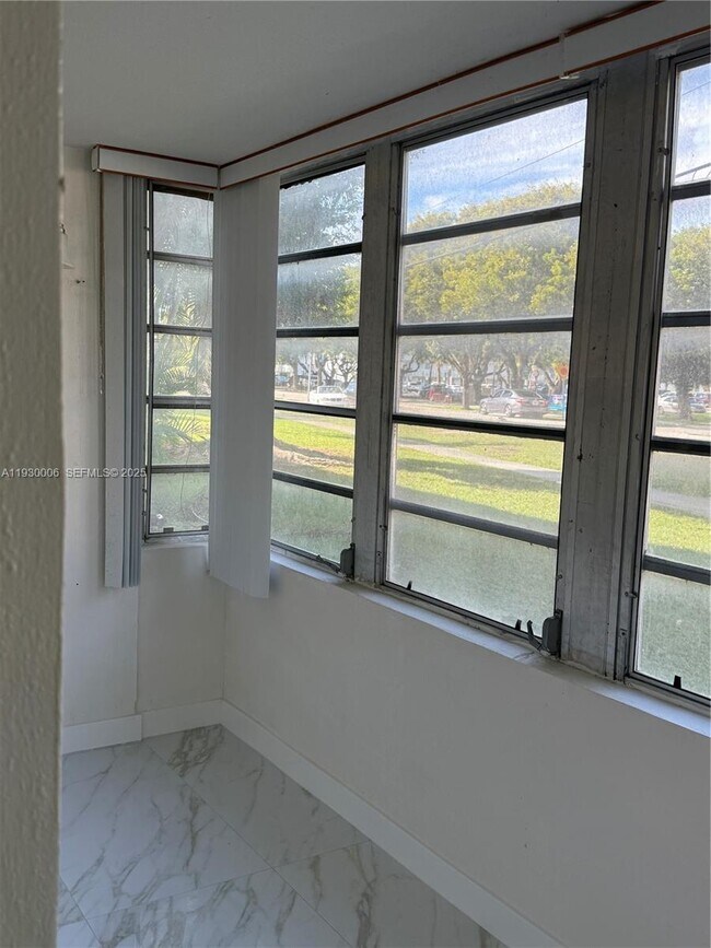 Foto del edificio - 1400 NE 191st St