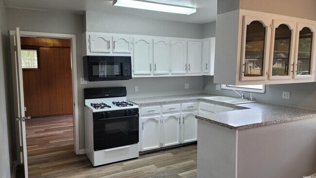 Building Photo - 601 Harpole St