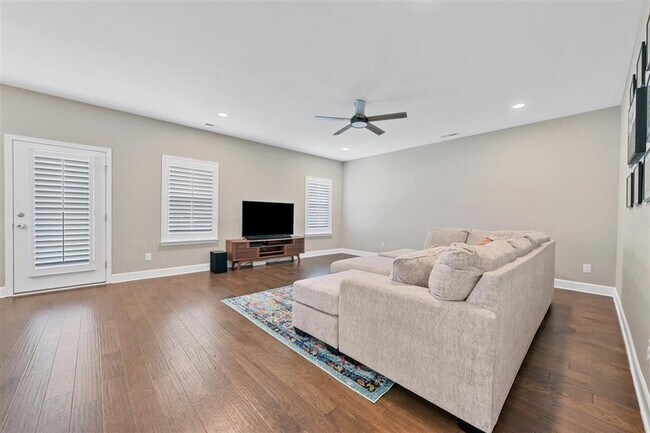 Foto del edificio - 7182 Hilliard Cir