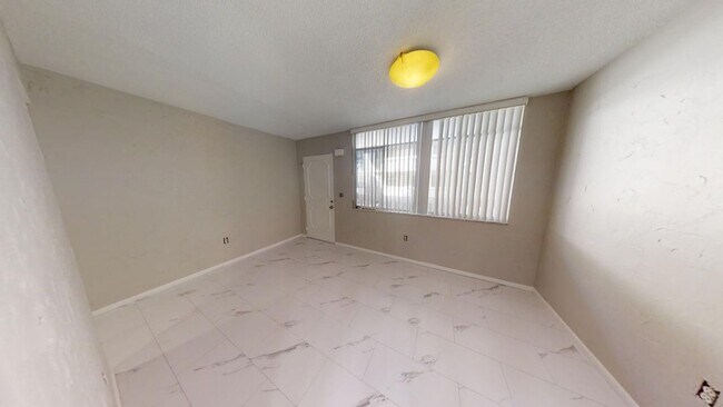 Building Photo - Beautifully updated (1) bedroom (1  1/2) b...