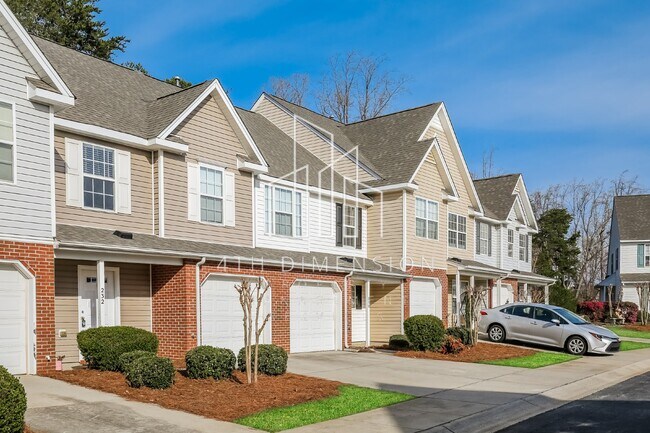 Building Photo - Charming 2 Bed Townhouse in Greensboro wit...