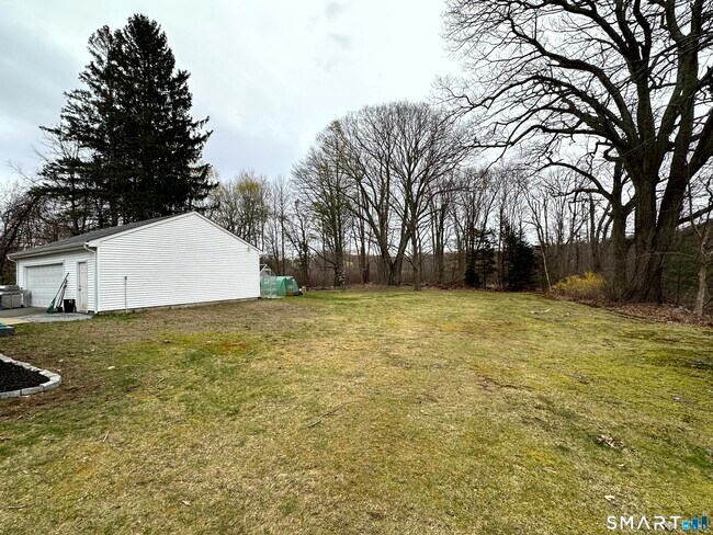 Foto del edificio - 320 Halls Hill Rd