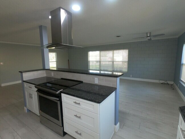 Building Photo - 555 Cinnamon Dr