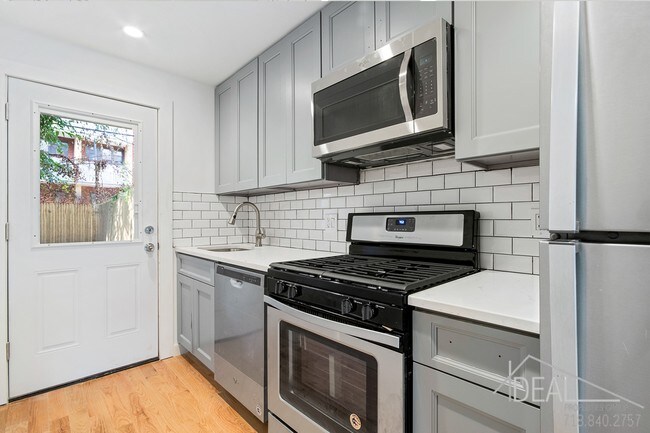 Foto del edificio - 750 Monroe St