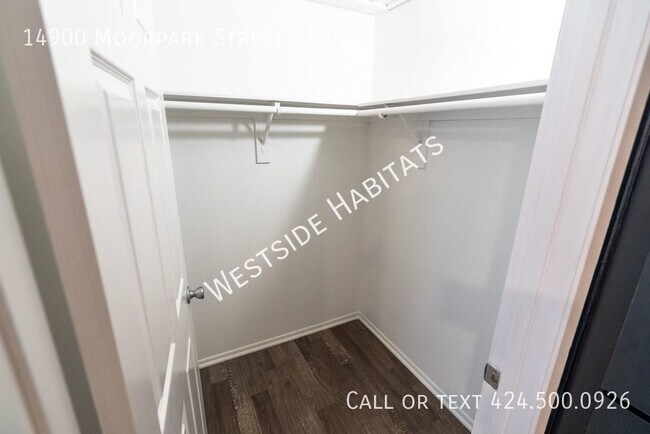 Foto del edificio - 14900 Moorpark St