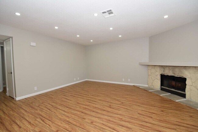 Foto del edificio - Stunning 2-Bedroom Condo 2nd Floor at The Lakes!