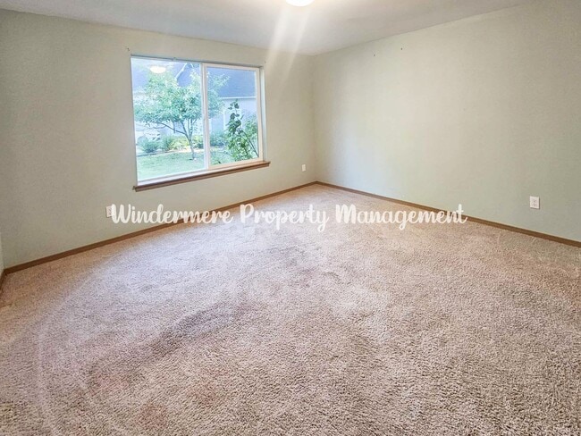 Building Photo - Immaculate rambler on large lot in Olalla