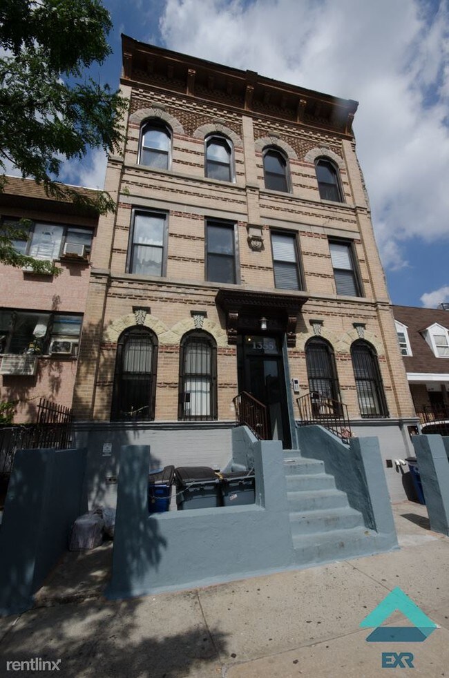 Foto del edificio - 1355 Putnam Ave