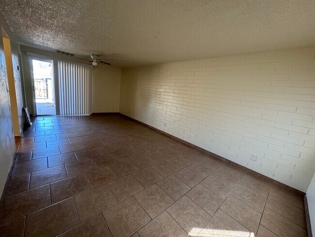 Foto del edificio - Holiday Gardens 2-br Townhome