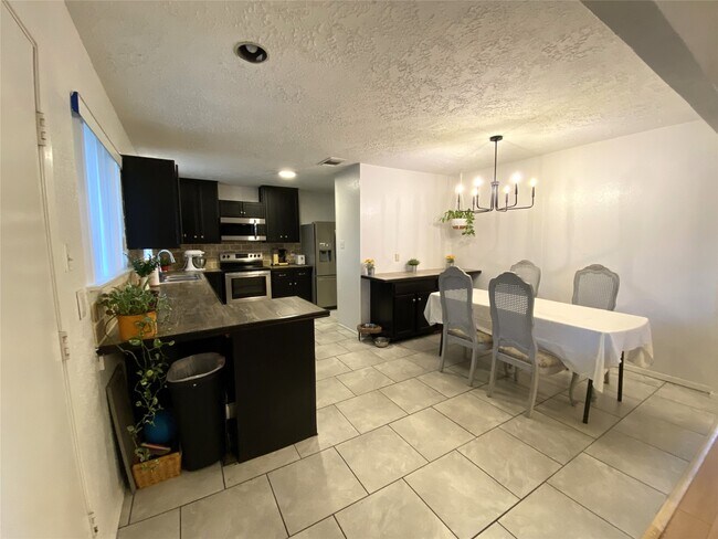 Foto del edificio - 9810 Shell Rock Rd