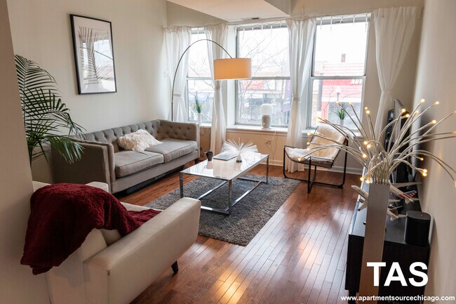 Foto del edificio - 4217 W Irving Park Rd