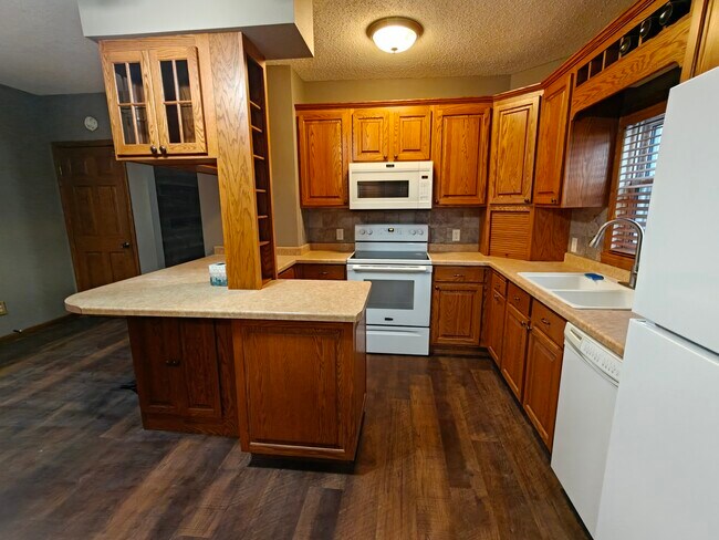 KITCHEN - 1011 E Grand Ave
