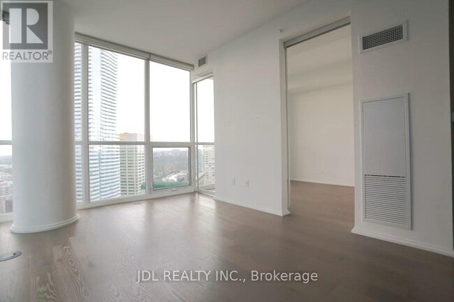 Photo du bâtiment - 45 Charles St E