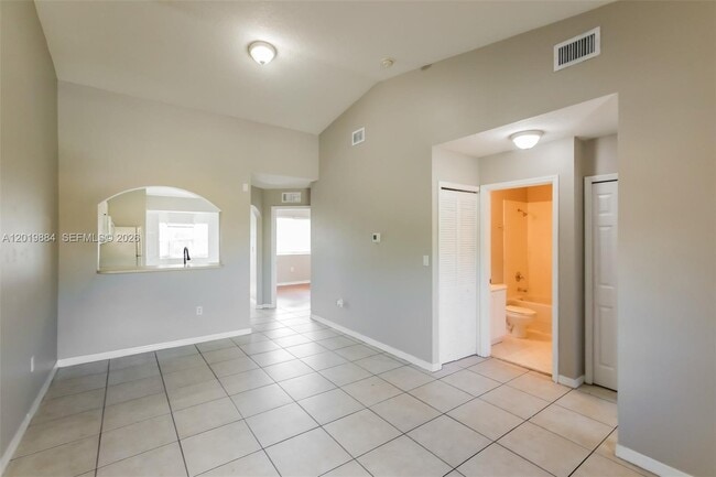 Building Photo - 925 NE 34th Ave