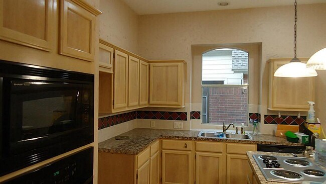 Building Photo - 707 Avery Dr