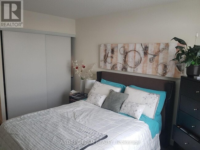 Building Photo - 816 Lansdowne Ave