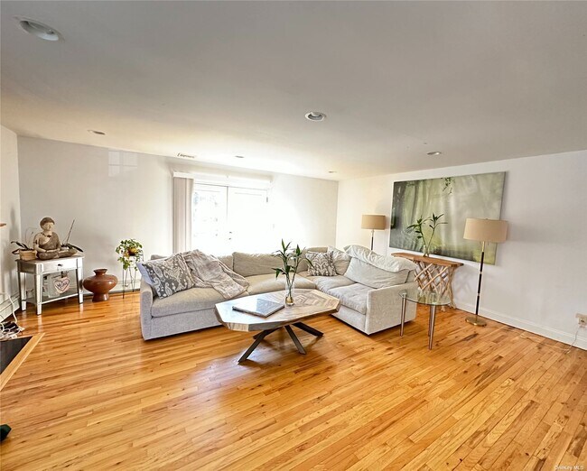 37 A Hickory Rd, Manorhaven, NY 11050 Townhouse for Rent in