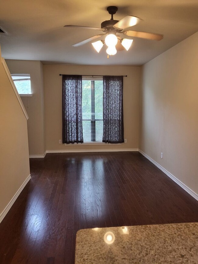 Foto del edificio - 122 E Nemo St