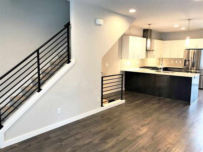 Building Photo - CONTEMPORARY WEDGWOOD 3 BED, 3 BATH TOWNHO...
