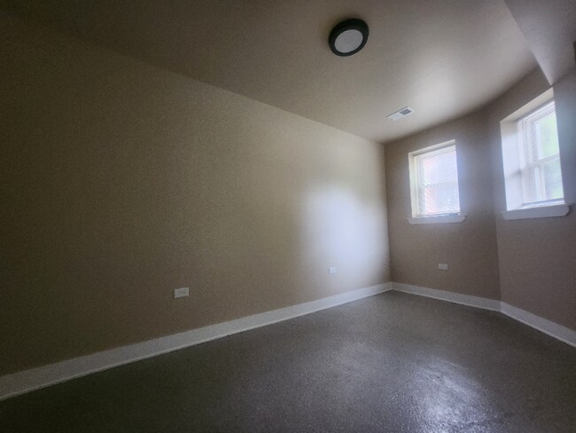 Foto del edificio - 2648 E 78th St