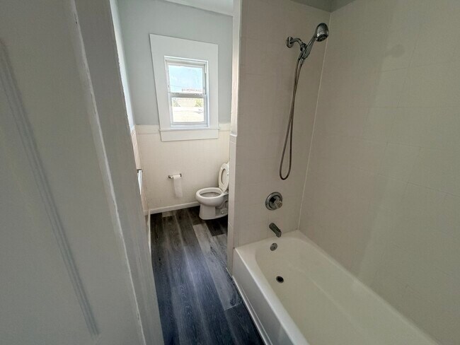 Foto del edificio - 705 Brinley Ave