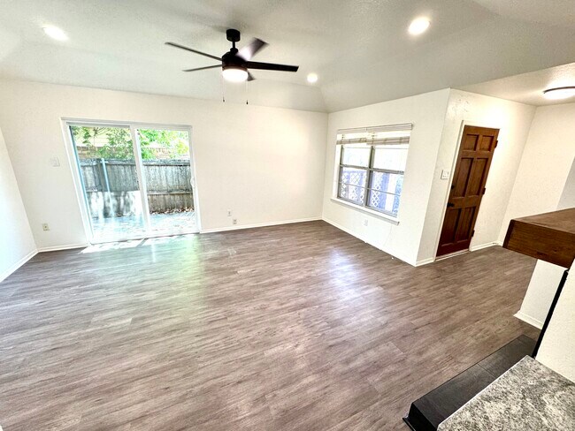 Foto del edificio - 9842 Camfield Ave