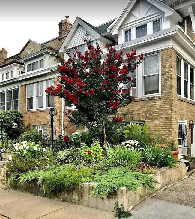 Foto del edificio - 4842 Larchwood Ave