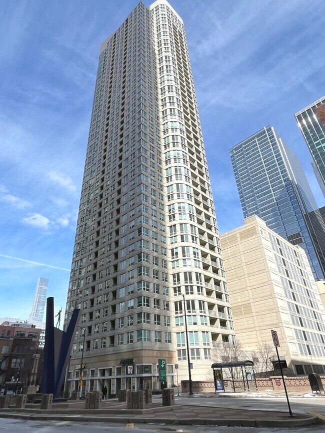 Building Photo - 345 N La Salle Dr
