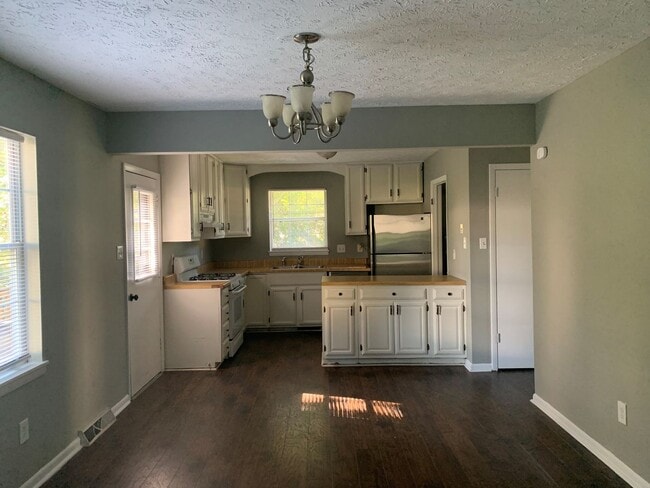 Building Photo - Sandusky Home With Main Level Master Bedroom