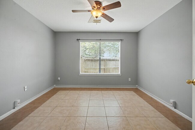 Building Photo - 526 Oak Briar Dr