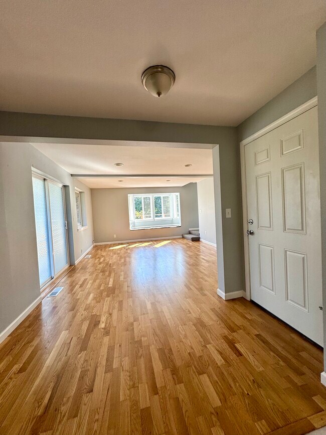 La puerta principal del apartamento está a la derecha. Vista del comedor y la sala de estar desde la cocina. - 14705 31st Ave NE