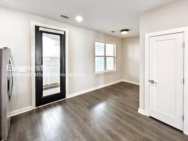 Building Photo - 2 Bed/2.5 Bath Townhome with Off-Street Parking / Pet-Friendly / Available Now!