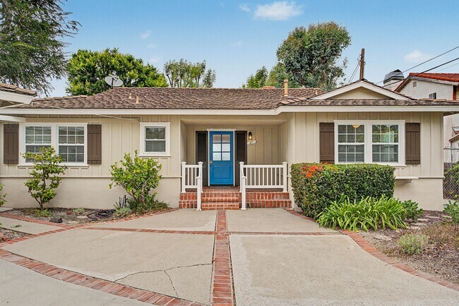 Foto del edificio - Rolling Hills Ranch House — Updated 3BR Home on a Massive Lot