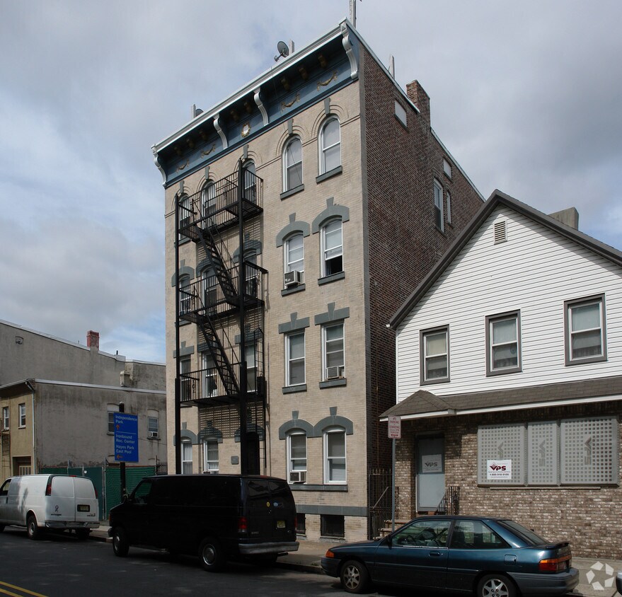 Primary Photo - 11 Van Buren St
