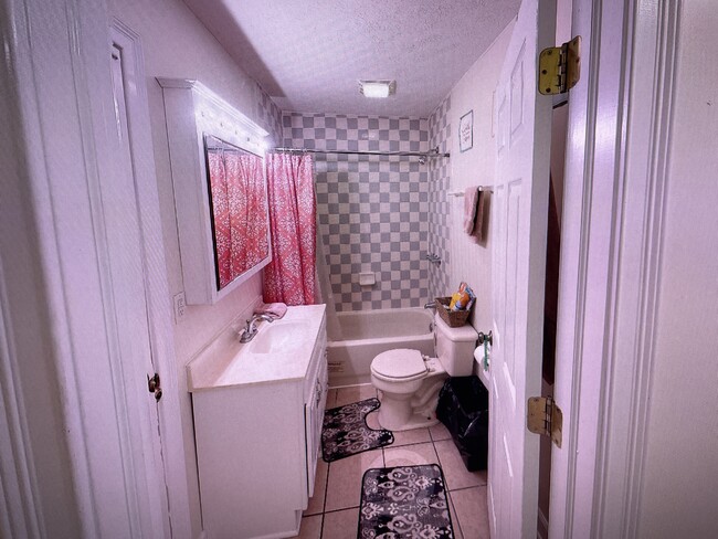 Baño - 842 N California St