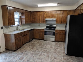 Building Photo - 108 E Shore Dr