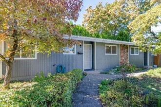 Building Photo - 17 SE 62nd Ave