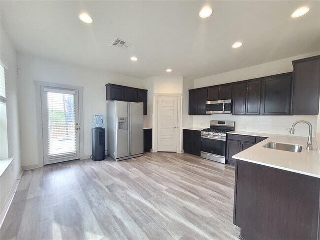 Foto del edificio - 7701 Lowenfield Dr