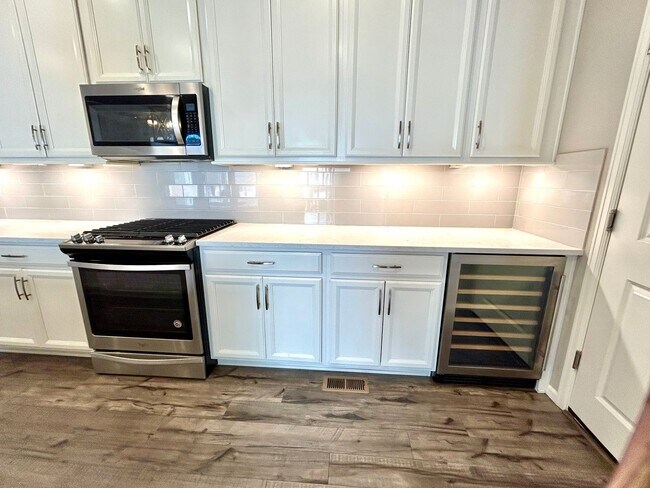 Foto del edificio - Better Than New! Stunning 4-year old Home Corner End-Unit with High-End Finishes