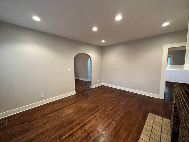 Building Photo - 496 Mellview Ave SW