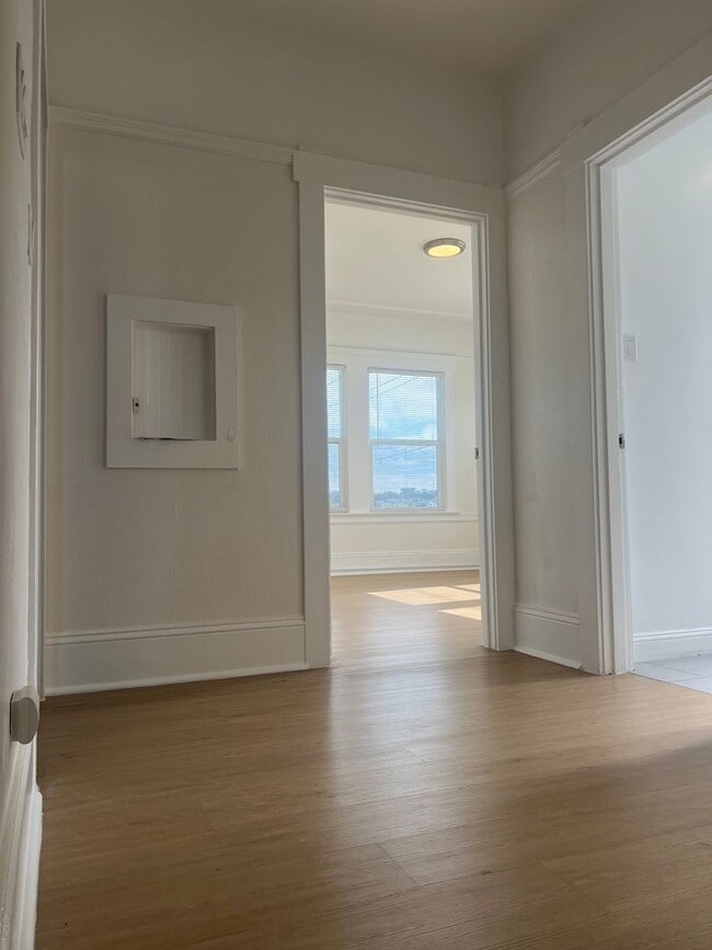 Building Photo - 3542