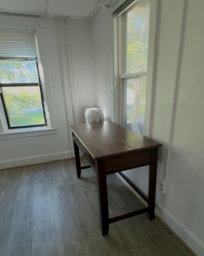 Foto del edificio - 1048 Danby Rd