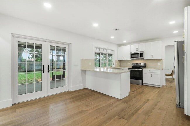 Photo - 1009 Alamanda Dr House