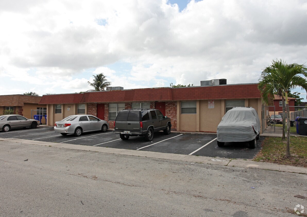Building Photo - 7740 SW 10th Ct