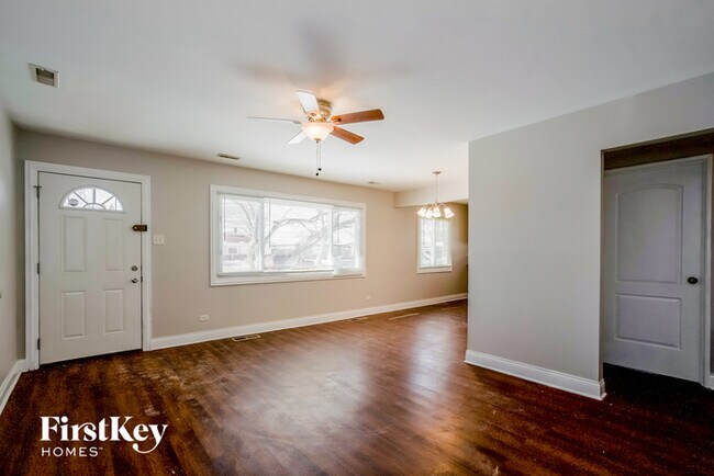 Building Photo - 1295 Greenbay Ave
