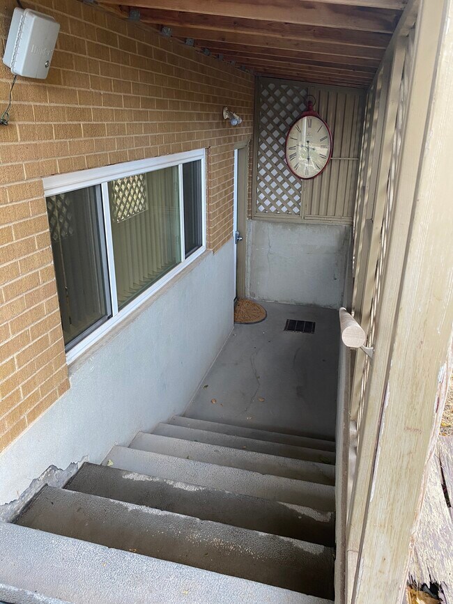 Lower Entry. Private. - 395 Cloverdale Rd